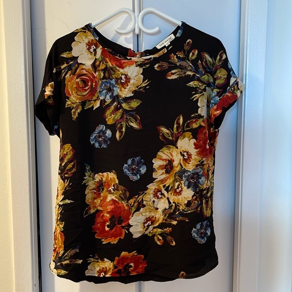 BNWT Flowered Front Top. Size M - Picture 1 of 4